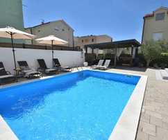 Apartamento de dos habitaciones en planta baja con piscina privada y jardín, amueblado