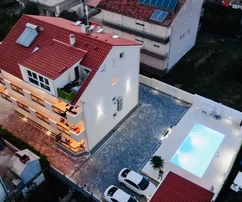 K. Novi - Villa con jardín y piscina