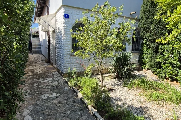 Family property with an outbuilding