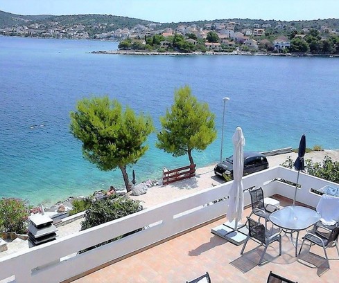 Condominio fronte mare a Rogoznica con parcheggio
