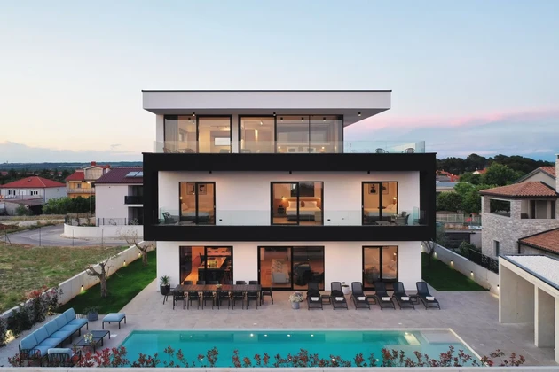 Fantástica villa moderna con piscina junto al mar, Istria, Pula