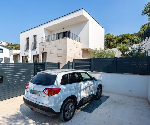 Moderna villa en venta en Sevid a pocos pasos del mar en Croacia