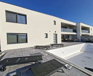 NUOVA VILLA BIFAMILIARE CON PISCINA, AI CONFINI DELLA ZONA VERDE!