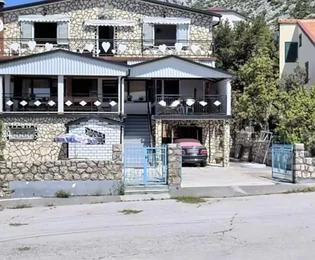 Karlobag, casa con 6 apartamentos, 450 m², terreno 600 m², a 250 m del mar