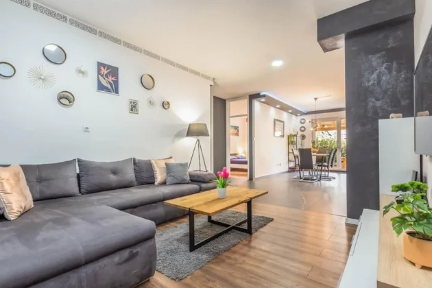 Omiš, kétszobás lakás 68 m2 + udvar 40 m2, közvetlenül a Cetina folyó partján