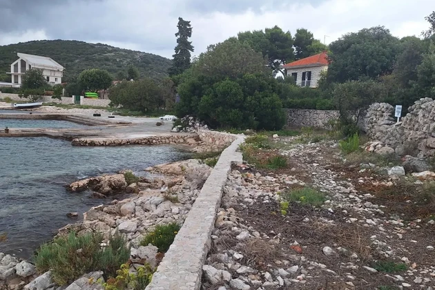 Sevid, zemědělská půda 4887 m2, první řada u moře, 7 parcel.