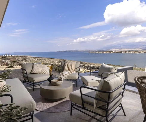 Luxusvilla eladó Pag szigetén, a tenger közelében Horvátországban