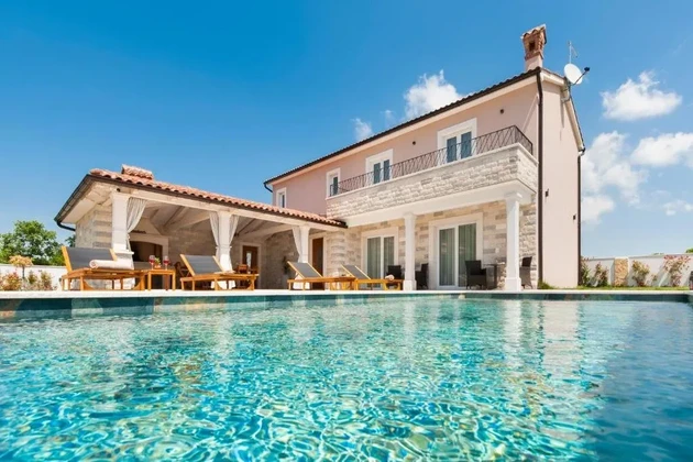 Istrie, Debeljuhi – Villa moderne attrayante avec piscine et jardin paysager à vendre