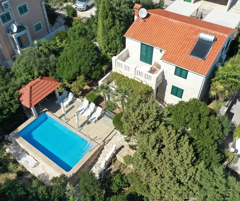 Maison dalmate à vendre directement sur le front de mer à Blato en Croatie