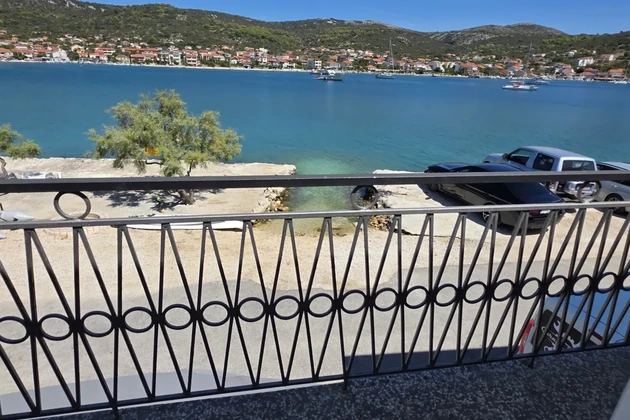 Marina, Vinišće, két kőház 353 m², első sor a tengerhez
