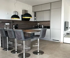 ATRATIVNÍ APARTMÁN S BAZÉNEM A VÝHLEDEM NA MOŘE, 500 M OD PLÁŽE!