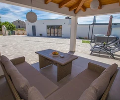 Istrien, Vodnjan, zwei renovierte Wohnobjekte mit Jacuzzi in ruhiger Lage