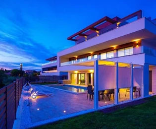Villa di lusso sul mare a Medulin, Istria: una fusione di eleganza e natura
