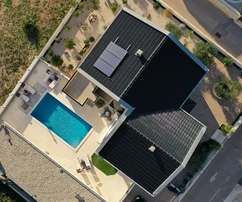 Proprietà splendidamente ristrutturata con tre appartamenti, piscina e edificio ausiliario