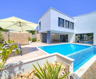 VILLA ESCLUSIVA CON PISCINA IN ZONA TRANQUILLA!