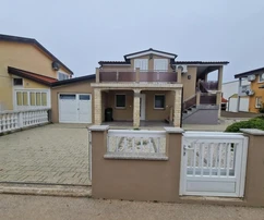 Vir, top location - house with 4 bedrooms, garage and spacious yard, only 230 m from the sea