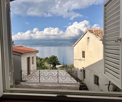 Stary kamienny dom z widokiem na morze