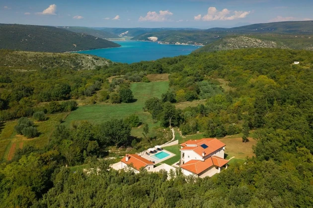 Villa junto al mar con vistas al océano en venta en Marčana, Croacia