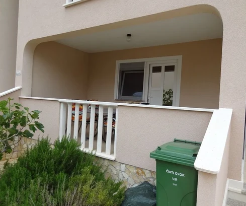 Appartement au rez-de-chaussée côté sud de l'île de Vir, partie calme et paisible de l'île de Vir