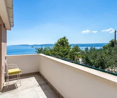 Omišban luxusvilla medencével eladó Horvátországban