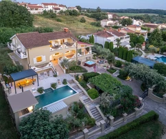 Prodaje se prostrana vila s panoramskim pogledom na more, Poreč.