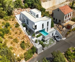 EINZIGARTIGE DESIGNER-VILLA MIT INFINITY-POOL UND MEERBLICK!