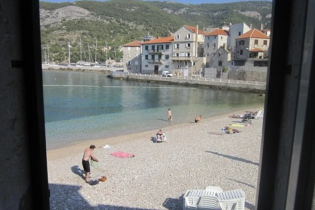 Tradycyjny kamienny dom położony tuż przy plaży w Komižy na sprzedaż w Chorwacji