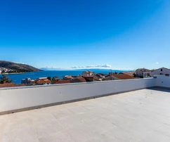 Ciovo, Okrug Gornji, trojizbový penthouse s priestrannými terasami a výhľadom na more, 88,57 m²