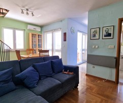 Apartman s pogledom na more i terasom na otoku Braču s galerijom
