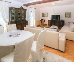 Spaziosa casa Omis con vista sul mare e unità multiple