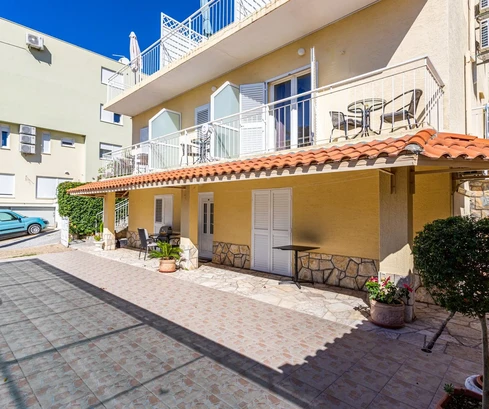 Apartmánový dom na predaj v Baške Vode blízko mora v Chorvátsku