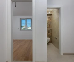 Isla de Krk, Vrbnik, apartamento en propiedad de nueva construcción con jardín, piscina y vista al mar
