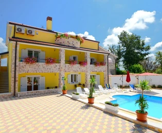 Istra, okolica Višnjana, apartmanska kuća 500 m² s bazenom i 4 stambene jedinice