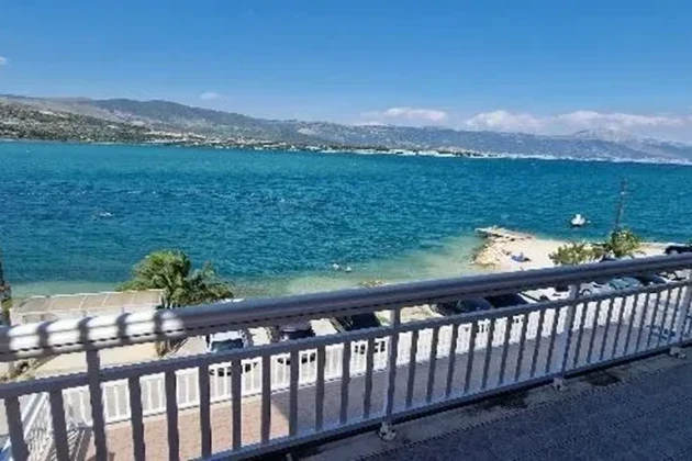 Trogir, Mastrinka, freistehendes Haus 500 m², ERSTE REIHE AM MEER!