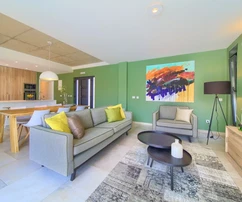 VILLA EXCLUSIVA CON PISCINA EN UBICACIÓN TRANQUILA!