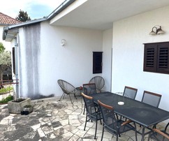 Incantevole casa a Brac con studio e giardino in vendita