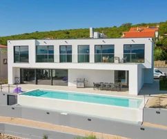 NOVÁ LUXUSNÁ VILA S BAZÉNOM A PRIESTRANNOU ZÁHRADOU!