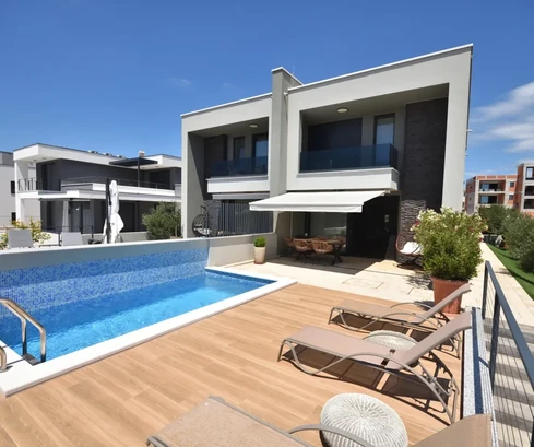 Vodice - Luxuriös eingerichtetes Doppelhaus mit Pool und Meerblick