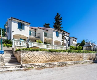 Kuća na prodaju prvi red do mora Murter Slanica