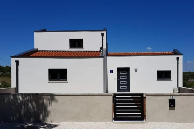 Istria, Pula, moderná samostatne stojaca vila s výhľadom na zeleň, pokojná oáza