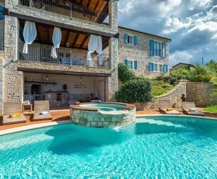 Jedinečně navržená kamenná vila s výhledem na moře a bazénem, Istrie, Sveti Lovreč