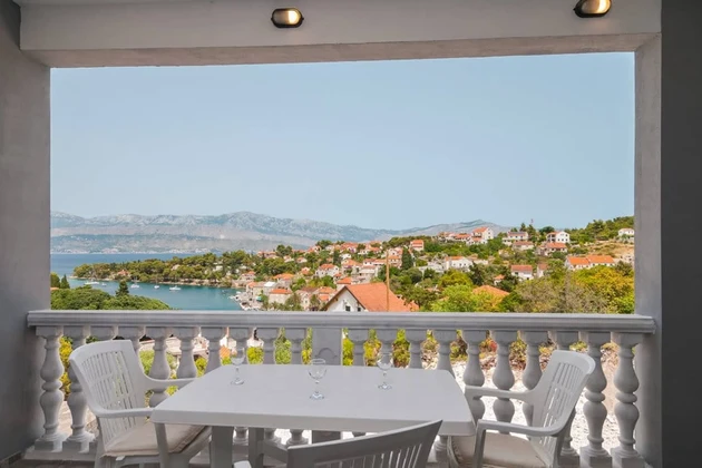 Casa in vendita a Splitska sull'isola di Brač con vista sul mare in Croazia