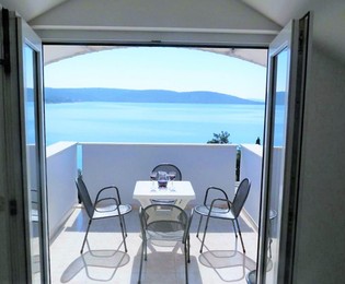 Rogoznica Large Apartment House 80m from the Beach