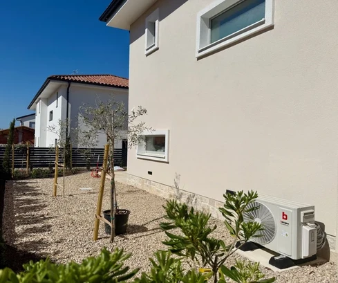 Nueva casa adosada con piscina y jardín, a 700 m del mar.