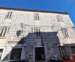 Im Zentrum von Sinj steht ein vielseitig nutzbares Objekt zum Verkauf