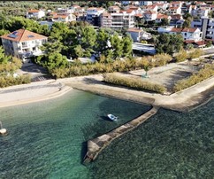 Пентхаус на продажу всего в 70 метрах от моря с террасой на крыше в Хорватии