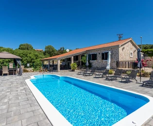 Villa de piedra con piscina en venta en Rogoznica, Croacia