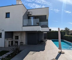 Modern villa eladó a tenger közelében Poreč mellett Horvátországban