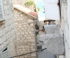 K. Štafilić, maison mitoyenne en pierre de 140 m2, à 50 m de la mer, centre-ville