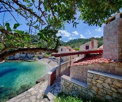 Komiža, Okljucna, krásná kamenná vila v první řadě u moře